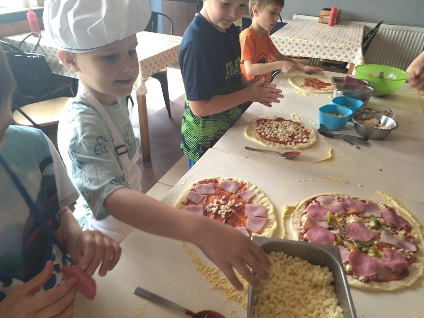 Uczniowie kazimierskiej „jedynki” byli na warsztatach w pizzerii. Przygotowali pyszne danie i dostali certyfikaty ukończenie kursu