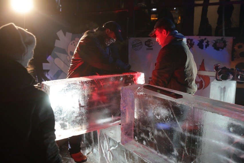 Sosnowiec: Próba bicia rekordu świata w rzeźbieniu w lodzie w Inferno [ZDJĘCIA i WIDEO]