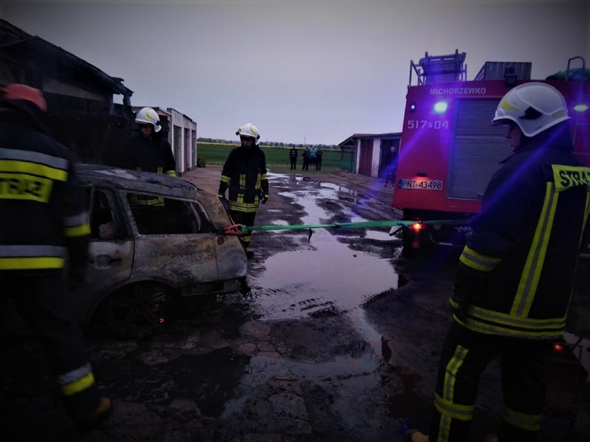 Pożar garażu w Głuponiach. Ford Mondeo spłonął doszczętnie