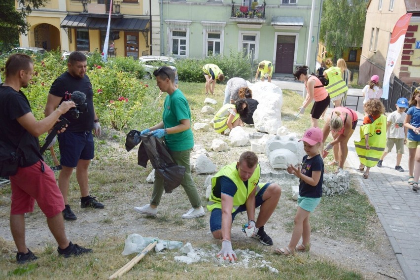 Powstał misiowy skwer przed Młodzieżowym Domem Kultury w Chełmie. Figury wyrzeźbili podopieczni. Zobacz zdjęcia