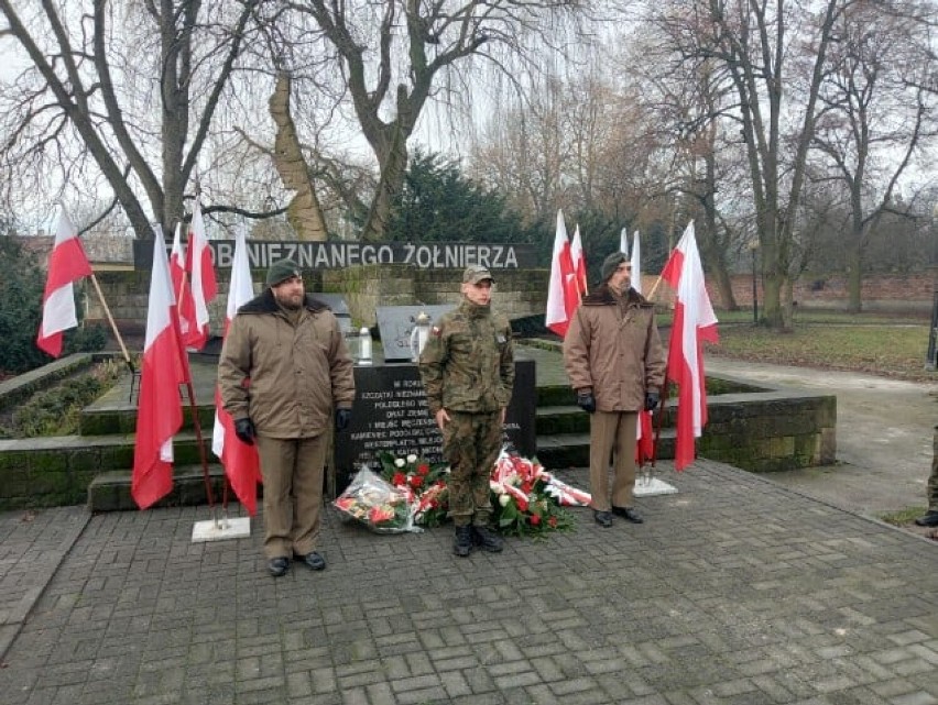 Kwiaty w 78. rocznicę wyzwolenia Radomska i ziemi radomszczańskiej. ZDJĘCIA