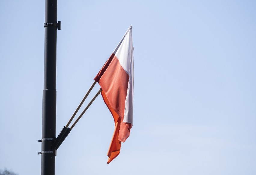 Dzień Flagi, Warszawa 2022. Stolica utonęła w biało-czerwonych barwach. Dumna ekspozycja flag w oknach domów, urzędów i na ulicach