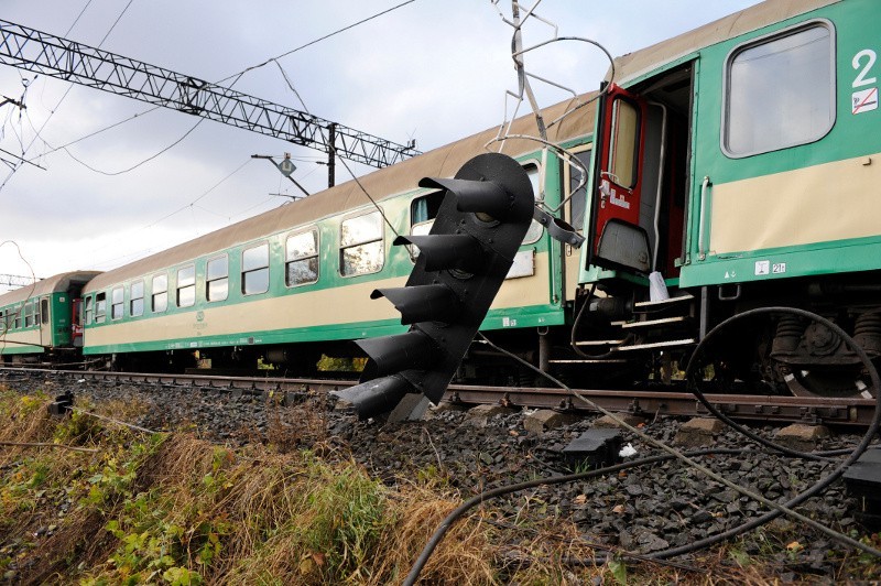 Kompletnie pijany maszynista wykoleił pociąg (zdjęcia)