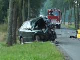 Tragiczny wypadek w Białej (gm. Sulejów) na drodze 742. Dwie osoby nie żyją. Sprawca wcześniej staranował radiowóz  [ZDJĘCIA]