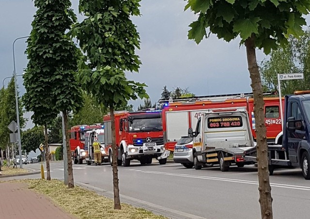 Na skrzyżowaniu w Grójcu zderzyły się dwa samochody osobowe, kierujących zostali ranni. Na miejscu pracowali policjanci i strażacy.