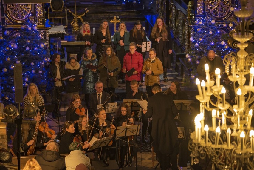 Niecodzienny Koncert Kolęd w Jędrzejowie. Wystąpili: Beskid...