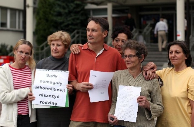 Oprócz Zbigniewa Kękusia, przed Sądem Okręgowym protestuje kilka innych osób