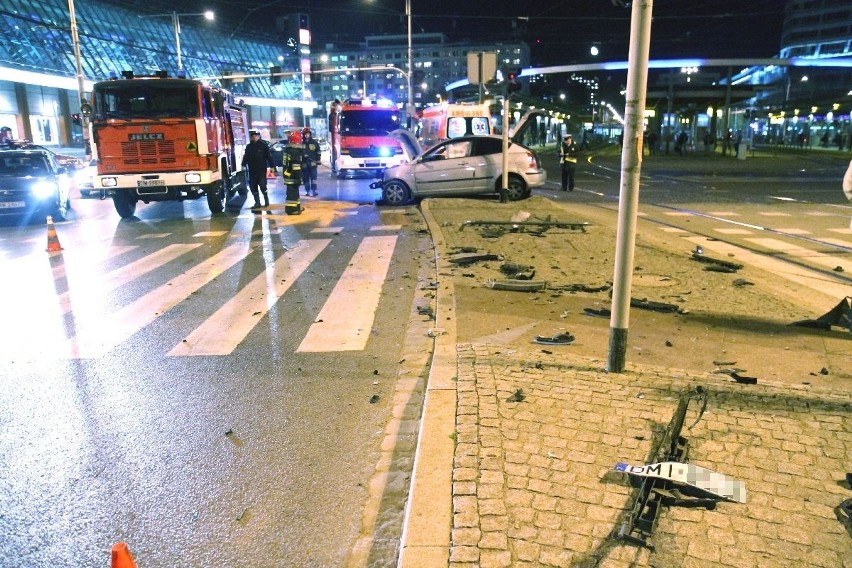 Wrocław: Zderzenie aut na Rondzie Reagana (ZDJĘCIA)