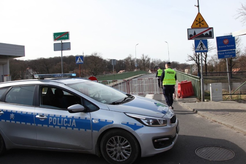 Policja wraz z innymi służbami walczy z pandemią