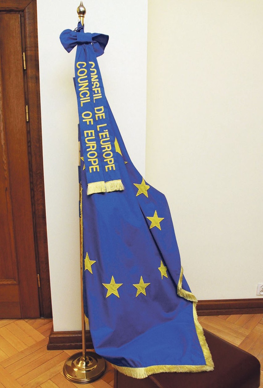 Flaga Rady Europy, którą Gdynia otrzymała w 1996 r., zajmuje...