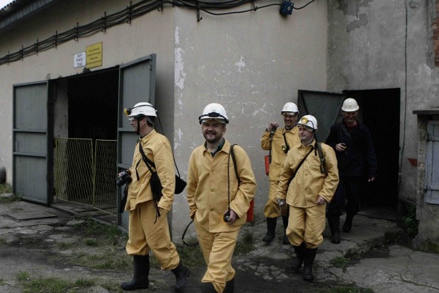 Zbigniew Małolepszy (drugi z lewej) prowadzi badania naukowe w ramach pilotażowego projektu związanego z czeladzką kopalnią