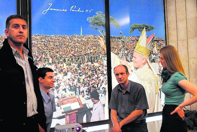 Na wystawie w KUL zobaczymy ponad 40 zdjęć włoskiego fotografa Vittoriano Rastellego, dokumentujących najważniejsze wydarzenia pontyfikatu Jana Pawła II. W Katolickim Uniwersytecie Lubelskim, z okazji 25. rocznicy spotkania społeczności akademickiej z papieżem, otwarto wystawę "Wyniesiony na ołtarze". Zdjęcia dokumentują m.in. słynne w pielgrzymki papieskie na Filipinach, w Brazylii, Turcji, Japonii, Stanach Zjednoczonych czy Kenii. Wystawa w holu gmachu głównego będzie czynna do połowy października.
