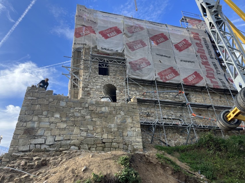 Ruiny zamku w Melsztynie są obecnie placem budowy. Prace...