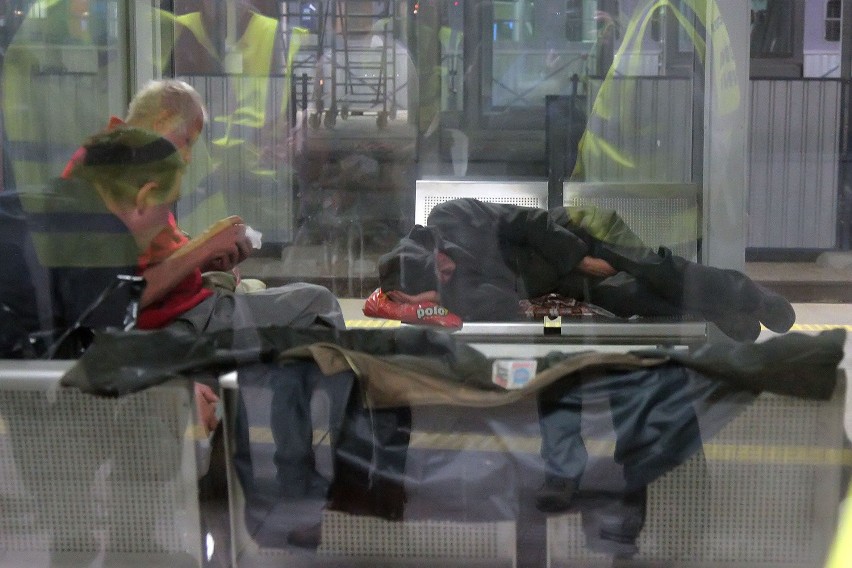 Bezdomni mają zniknąć z dworców przed Euro