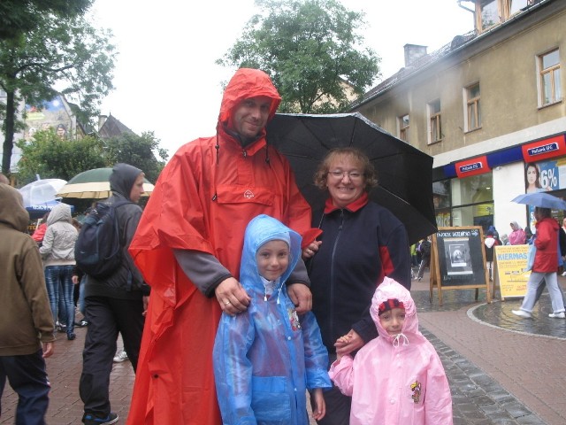 Tomasz i Agnieszka Olejnik razem z córkami starają się nie martwić za bardzo pogodą
