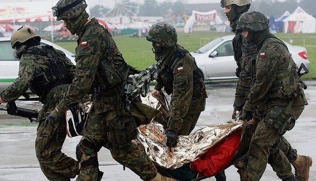 We wtorek na plaży kąpieliska Kormoran wylądują komandosi. Na zdjęciu paramilitarna grupa Szpon z Legnicy