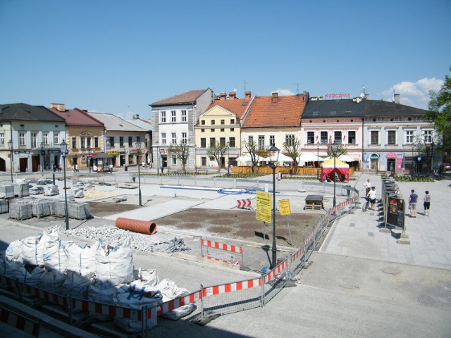 Wadowice. Turyści odwiedzający rynek trafiają na razie na pracujących robotników