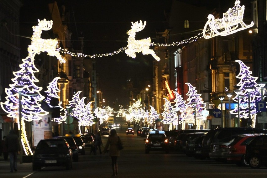 Świąteczna dekoracja Piotrkowskiej już świeci [ZDJĘCIA i FILM]