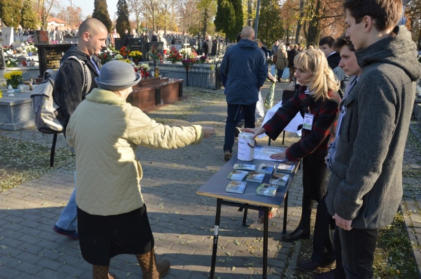 Kwesta na tomaszowskich cmentarzach (FOTO)