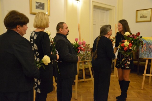 W piątek w Miejskim Centrum Kulturalnym w Lipnie miał miejsce wernisaż Anny Olszewskiej. Zgromadził wiele osób, które od lat śledzą jej artystyczną podróż.