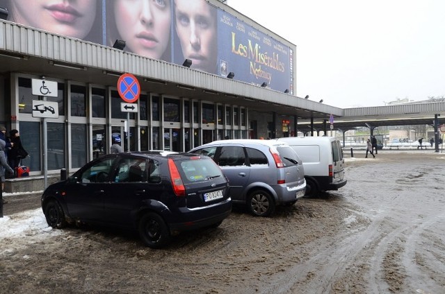 Przed Dworcem Głównym w Poznaniu obowiązuje całkowity zakaz zatrzymywania się. Policja notorycznie wypisuje tam mandaty