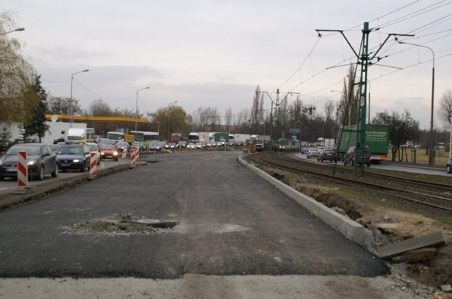 Odtwarzanie nawierzchni ulicy Jana Pawła II wydłużyło się i z tego powodu nie udało się zakończyć inwestycji przed czasem