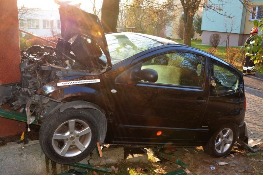 82-latek wjechał w blok w Jarosławiu. Kierowca i 80-letnia pasażerka trafili do szpitala