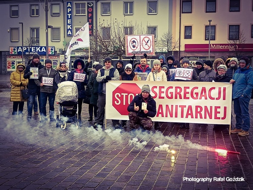 Na pl. Kościuszki w Tomaszowie protestowali przeciw segregacji sanitarnej i przymusowi szczepień[ZDJĘCIA]