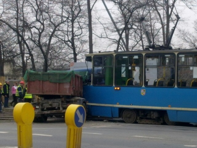 Wrocław: Ciężarówka wjechała pod tramwaj koło Hali Ludowej (ZDJĘCIA)