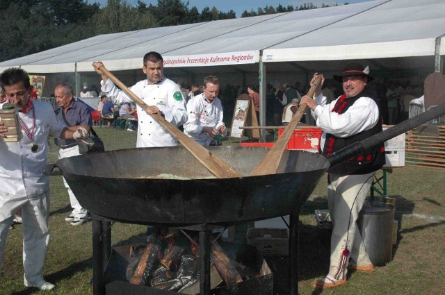 Kucharze z całej Polski przyrządzili w Kroczycach gigantyczny gulasz