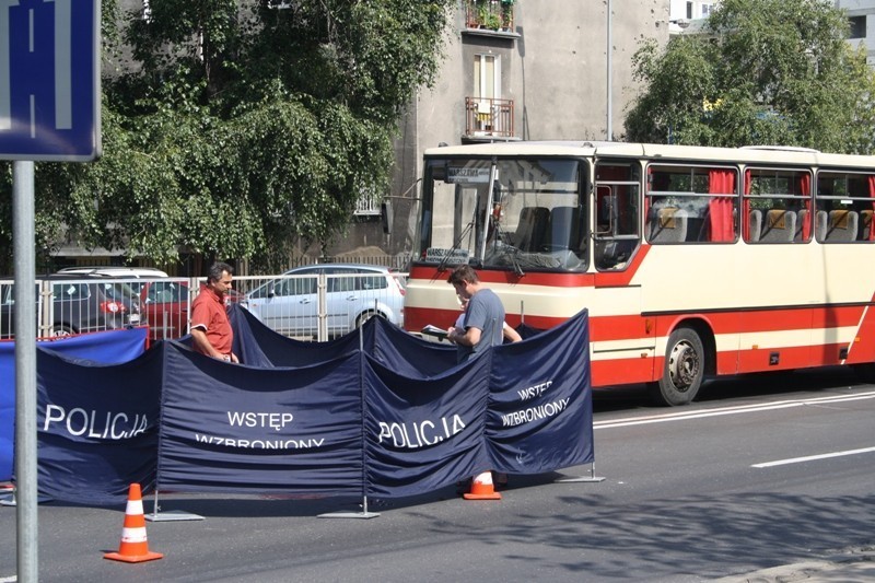 Aleja Solidarności: mężczyzna wpadł pod autobus