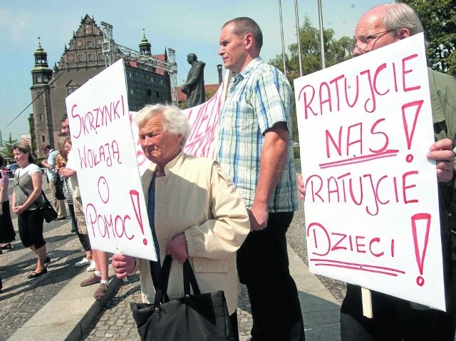 Z placu Adama Mickiewicza  protestujący przeszli przed  Urząd Wojewódzki