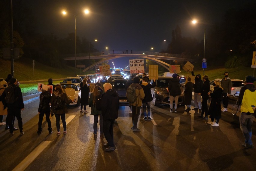 Trwa blokad ulic w Warszawie. Nieprzejezdne skrzyżowania, zablokowane mosty. Protestują kobiety i artyści