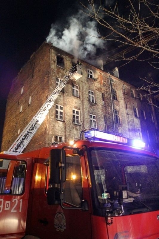 Wrocław: nocny pożar na ul. Hubskiej (ZDJĘCIA)