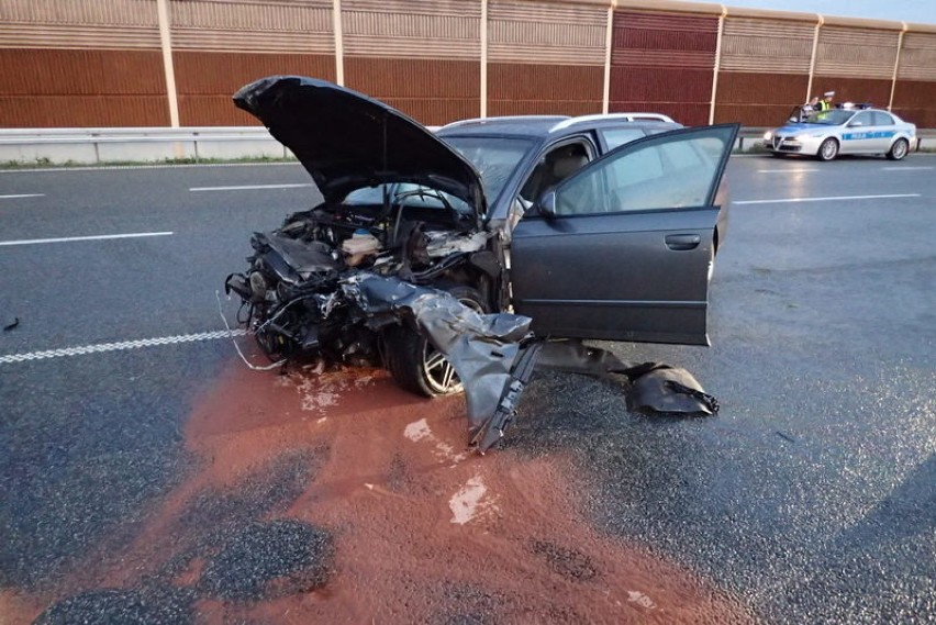 Wypadek na A1. Audi uderzyło w barierki [ZDJĘCIA]