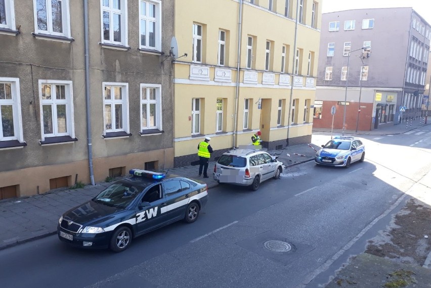 Zderzenie dwóch fordów na ulicy Dworcowej. Jeden nie ustąpił pierwszeństwa drugiemu 