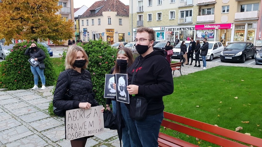 Strajk Kobiet w Strzelcach Opolskich - blokada krajowej 94. Niektórzy radni wyszli do protestujących