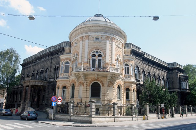 Pałac Karola Poznańskiego z 1908 r. jest jedną z wizytówek miasta i słynie z dobrze zachowanych wnętrz.