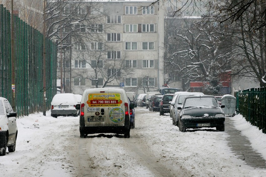 We Wrocławiu odśnieżają tylko główne ulice. Na bocznych ludzie wciąż czekają na pług