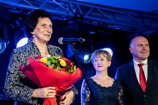 Tam też podjęto decyzję, że wybitni lekkoatleci uhonorowani zostaną specjalnymi Pamiątkowymi Tablicami (Heritage Plaque). 

Irena Szewińska znalazła się w panteonie wśród takich gwiazd jak m.in. Jesse Owens, Emil Zatopek, Paavo Nurmi, Emil Voigt.

Tablice pojawią się na obiektach na całym świecie - z Polski ten zaszczyt spotkał zmarłą w tym roku Irenę Szewińską. Tablica ma być umieszczona na stadionie Zawiszy Bydgoszcz im. Zdzisława Krzyszkowiaka, gdzie 22 czerwca 1976 roku nasza najlepsza sportsmenka pobiła rekord świata na 400 metrów wynikiem 49,75! (taka tablica już istnieje).

Miejsce na obiekcie i termin zainstalowania Pamiątkowej Tablicy IAAF jeszcze nie jest znane.

Na uroczystości w Monaco obecni byli mąż Ireny Szewińskiej, Janusz oraz jej syn Andrzej.

Obaj w towarzystwie Prezydenta IAAF Sebastiana Coe prezentowali dwie pary kolców, w których startowała Irena Szewińska. W jednych z nich zdobyła złoto olimpijskie w Meksyku w 1968 na 200 metrów i złoto w sztafecie na 4x100 metrów, w drugich biła rekord świata na 400 metrów, zdobywając złoto olimpijskie w Montrealu w 1976 roku.

Irena Szewińska jest jednym z najbardziej utytułowanych i wszechstronnie uzdolnionych sportowców wszech czasów. To 3-krotna medalistka olimpijska (złoto 1964, 1968, 1972 i 1976 - ponadto 2 srebrne i 2 brązowe medale). Pobiła 10 światowych rekordów i jest jedynym sportowcem, który posiadał rekordy świata w biegach na 100, 200 i 400 metrów. Pierwsze złoto olimpijskie zdobyła jako 18-latka. Stała się pierwszą kobietą, która złamała 50 sekund na 400 metrów (49,28 na IO w 1976 roku).

Irena Szewińska była bardzo związana z Bydgoszczą. Jak tylko pozwalało jej zdrowie uczestniczyła w każdych lekkoatletycznych zawodach na Zawiszy. A także w galach "Lauru Królowej Sportu", podsumowującej wydarzenia lekkoatletyczne danego roku z udziałem polskich lekkoatletów.

- W Bydgoszczy czuję się jak u siebie w domu - mówiła gdy w 2005 roku odbierała tytuł Honorowego Obywatela Bydgoszczy z rąk ówczesnego prezydenta Bydgoszczy Konstantego Dombrowicza. - Jestem ogromnie wzruszona tym wyróżnieniem. Z Bydgoszczą jestem związana w szczególny sposób od dawna, od 1964 roku, gdy razem z Tereską Ciepły, moją przyjaciółką, wywalczyłyśmy złoty medal.

Jako jedna z pierwszych odsłoniła swój podpis w Bydgoskiej Alei Autografów przy ul. Długiej. Tym wyróżnieniem uhonorowana została w 2007 roku, m.in. razem ze Zbigniewem Bońkiem.

Irena Szewińska po zakończeniu kariery aktywnie działała w Polskim Związku Lekkiej Atletyki i Międzynarodowym Komitecie Olimpijskim. 

Światowa ikona sportu zmarła po ciężkiej chorobie 29 czerwca 2018 roku w wieku 72 lat (ur. w Sankt Petersburgu 24 maja 1946 roku ). Spoczęła w Alei Zasłużonych na warszawskich Powązkach. 

W stolicy żegnało ją wielu bydgoszczan.


Flesz - Koniec L4 wchodzą teraz e-zwolnienia.

