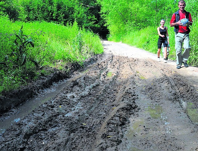 Woda bijąca ze źródełka zalała pobliską uliczkę, tworząc sporą kałużę