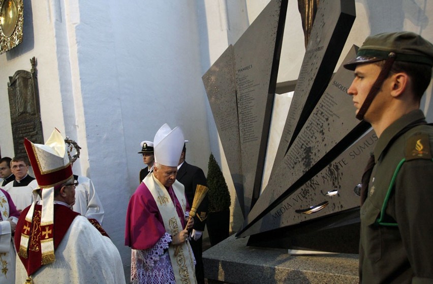 Gdańsk: Odsłonięcie pomnika dla ofiar spod Smoleńska w bazylice Mariackiej (ZDJĘCIA)