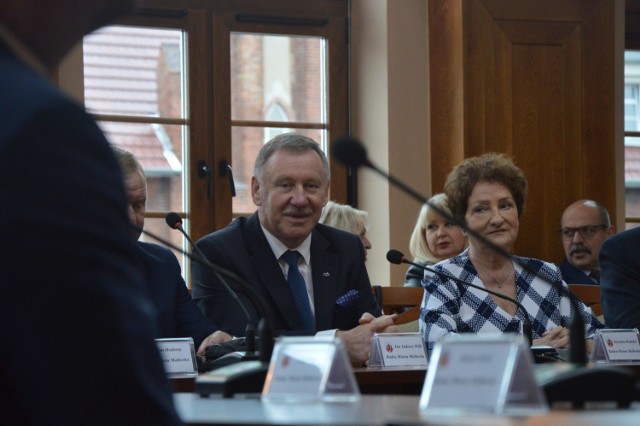 Jan Tadeusz Wilk po zakończeniu poprzedniej kadencji samorządu stracił na trzy dni, od 17 do 19 listopada, posadę wiceburmistrza Malborka, ale odzyskał ją już 20 listopada.