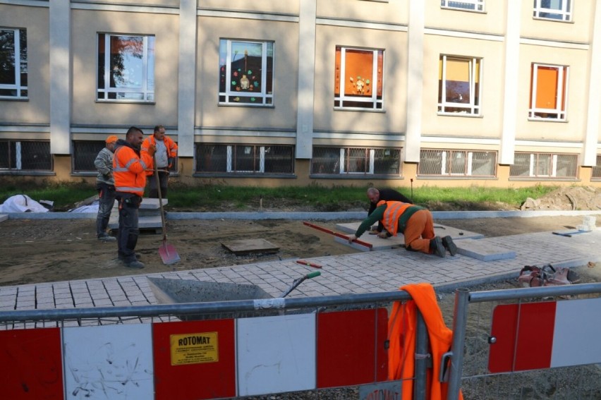 Układanie chodnika na Placu Słowiańskim