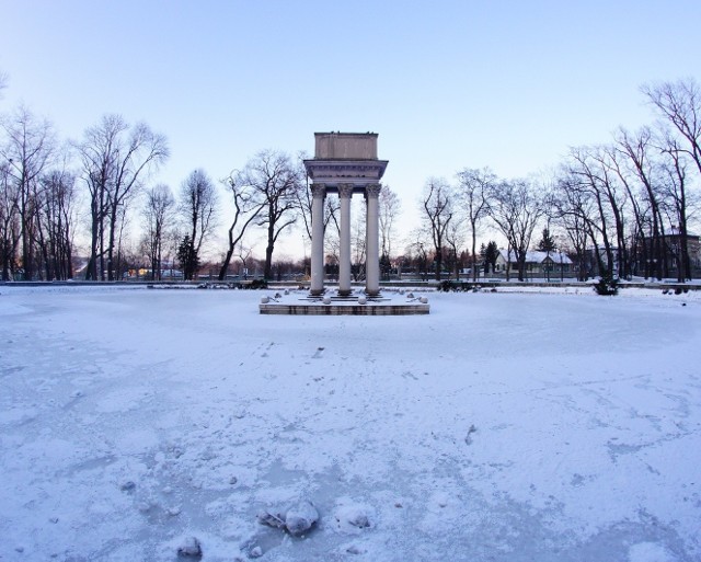 Staw wokół mauzoleum generała Bema w tarnowskim Parku Strzeleckim wygląda w tym momencie jak wielkie lodowisko