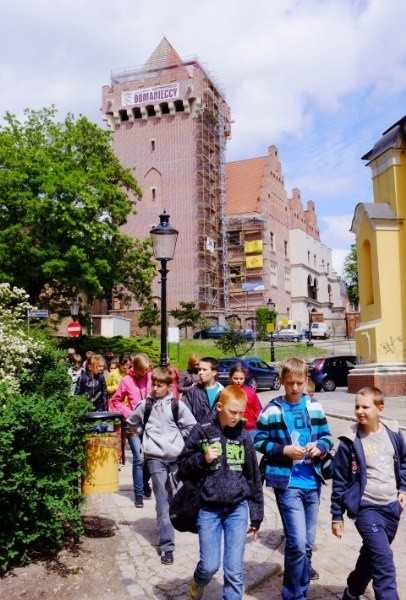 Mniej więcej rok temu rozpoczęła się budowa Zamku Królewskiego. Teraz na dachu zawisła już wiecha. Zobacz kolejne etapy powstawania budowli.