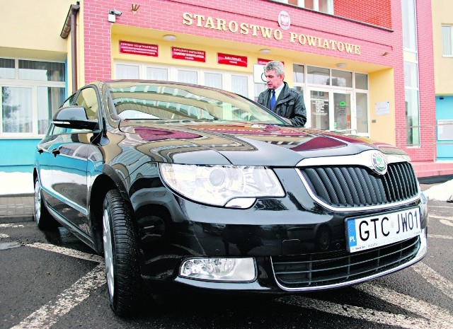 Nowe auto starosty tczewskiego kosztowało 79,5 tys. zł. Na zdjęciu kierowca Ireneusz Zyntek