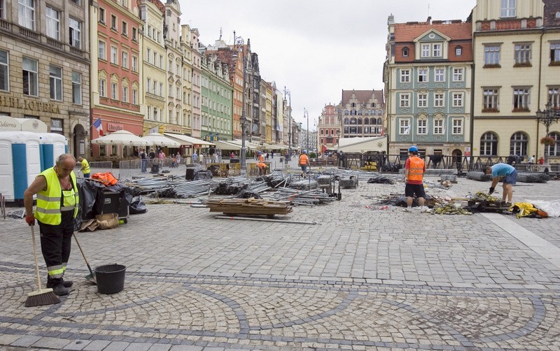 Wielkie sprzątanie Rynku: Trwa demontaż strefy kibica (ZDJĘCIA)