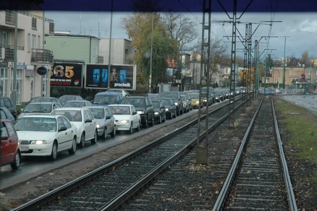 W rejonie cmentarza na poznańskim Junikowie we Wszystkich Świętych tworzą się ogromne korki