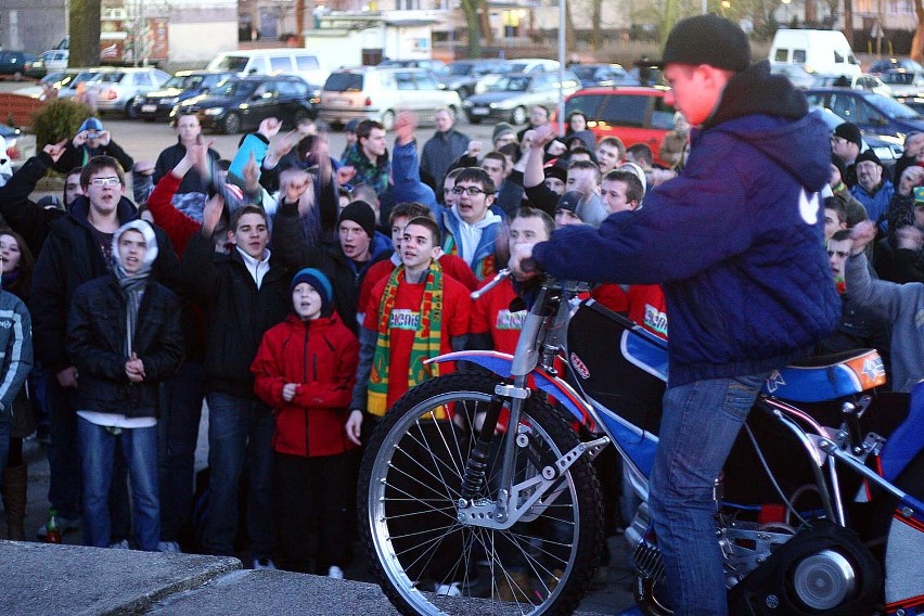 Piła: kolejny protest kibiców żużla. Przeciwko bezradności zarządu [ZDJĘCIA]